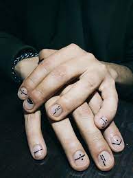 Tengo el presentimiento de que este año será igual de emocionante el mundo de las uñas y sus diseños como los años anteriores. Lineas Y Puntos En Unas Hombre Manicura De Moda Manicura De Unas Unas De Maquillaje