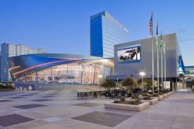 Det finns avgiftsbelagd parkering i det närliggande parkeringshuset. Nascar Hall Of Fame Pei Cobb Freed Partners Archdaily