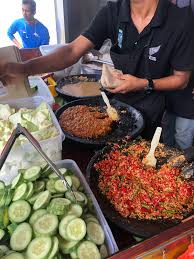 Dengan bismillah, assalamualaikum dan salam sejahtera, ketika awal usia perkahwinan saya dengan encik suami, sambal tumis merupakan antara menu yang paling ngeri yang saya kena sediakan.huh.teruk betul dengarnya kan?ada masa saya belajar buat sendiri sambil tumis di rumah. Chooyaya Secret Garden Ayam Gepuk Pak Gembus