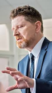 Hur ska jag säga reece dinsdale i engelska? Reece Dinsdale