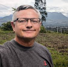 How do US expats handle US address requirements?