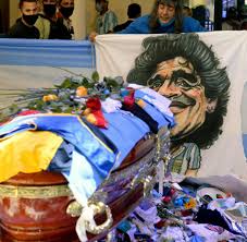 El primero, también de maradona, tuvo prácticamente la misma trascendencia porque fue hecho con la mano, y se conoce en el mundo del fútbol como 'la mano de dios'. Diego Maradona Begrabnismitarbeiter Nach Fotos Mit Leichnam Entlassen Welt