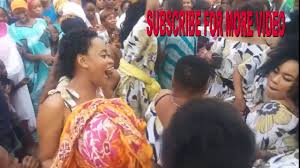 Uchi uchi wacheza chura wakijiingiza chupa katika sehemu zao za siri na kuvua nguo. Raha Ya Uswazi Wacheza Uchi Adharani Peupe Midume Yapagawa Na Makalio Youtube