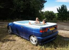 Shiny Sedan Transformed Into A Fully Functioning Jacuzzi Tub Diy Zwembad Jacuzzi Buiten Zwembaden