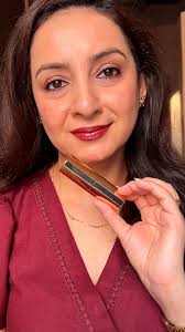If Luxury has a Face👆🏻❤️💄, @bobbibrownindia Moisture infused Luxe Lip  Colour in shade HIBISCUS 🌺 , 💫 Creamy One swipe pigment Formula, 💫 Feels  very light