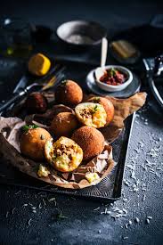 Der Italienische Klassiker Arancini Mit Ragu Fullung Tinastausendschon Rezept Rezepte Lebensmittel Essen Nahrstoffreiche Rezepte