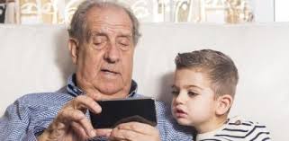 Otra manera de sorprender y conmover a uno de tus familiares más queridos es mediante. Dia De Los Abuelos Frases Para Felicitarlos