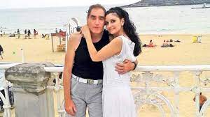Alina laufer (39) poate răsufla, în sfârșit, ușurată după ce a trecut prin momente delicate cu cei mai mici dintre membrii familiei, gemenii nathaniel și davina. Cupluri De Poveste Petre Roman 74 De Ani È™i TanÄƒra Sa SoÈ›ie Cu Nume De ManÄƒstire Evenimentul Zilei