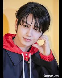 Leehan dan Myung Jaehyun dari BOYNEXTDOOR menghadiri acara pembukaan Miu  Miu Pop-Up Store yang digelar di Jamsil pada 26 September. Kehadiran  keduanya menarik perhatian berkat visual menawan dan aura stylish mereka,  semakin