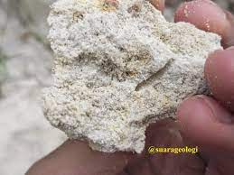 Batu bata telah lama dikenal dan dipakai oleh masyarakat baik di pedesaan atau perkotaan yang berfungsi untuk bahan konstruksi. Suara Geologi Potensi Pasir Kuarsa Di Indonesia
