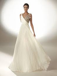 In un periodo di incertezza e malinconia, perché non tornare a parlare di novità e a sognare la magia dell'abito bianco? Tendenze Abiti Da Sposa 2021 Tutte Le Novita Per Un Look Strepitoso