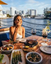 Seaspice & modern garden es una brasserie de mariscos y lounge frente al mar, cuenta con un muelle de 68 metros al borde del río miami, introduce en la zona una personalidad culinaria de un restaurante elegante nuevo, enfocado en una gastronomía clásica rediseñada y cocteles modernos. Seaspice Seaspicemia Twitter