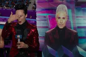 Peeta has ashy blond hair that falls in waves over his forehead, a genuinely sweet smile and unmistakable blue eyes. Johnny Weir S Fashion Sense Is Hunger Games Worthy