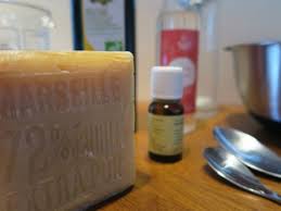 Elle a aussi le mérite de pouvoir être réalisée maison, très facilement et à moindre coût. Recette De Savon Liquide Pour Les Mains Camille Se Lance