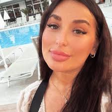 Angela Dworak's Instagram, Twitter & Facebook