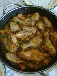 Se hai comprato il pollo ma hai proprio poche idee e non vuoi farlo al solito modo, prova la ricetta delle cosce di pollo con carote e patate. Pollo In Umido Con Carote E Piselli Cucina Con Claudia