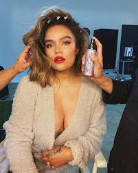 Pay attention to my girls karol g, becky g, anitta, leslie grace and the only man i trust j balvin. Karol G Karolg Ha Anadido Una Foto A Su Cuenta De Instagram Latina Vibes Urbandecaycosmetics Karol G Latina Vibes Latina