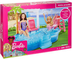 La poupée barbie tourbillonne autour de lui une grande légion de fans inconditionnels qui l'accueillent dans chacune de ses aventures. Coffret De Jeu Piscine Glamour De Barbie Walmart Canada