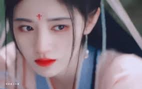 Địch Lệ Nhiệt Ba để mặt sẹo: Lối điểm hoa mận rơi trên trán tôn khí chất  thần tiên