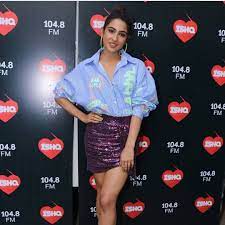Recently Sara Ali Khan Has Seen With Kareena Kapoor Khan In Her Show What Women Want On Youtube The Complete Video O Bollywood Fashion Fashion What Women Want