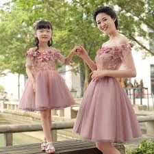 Anne Kiz Kiyafetleri Pembe Kisa Omzu Acik Dusuk Kol Klos Tul Etekli Kumas Aksesuarli Kiyafet Kombinleri The Dress Kadin Elbiseleri Anne Kiz Kiyafetleri