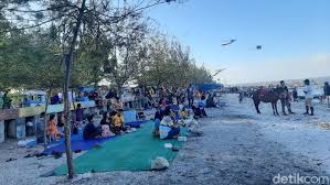 Jam buka pantai kenjeran lama. Warga Surabaya Nikmati Weekend Di Pantai Kenjeran Tapi Banyak Tak Pakai Masker