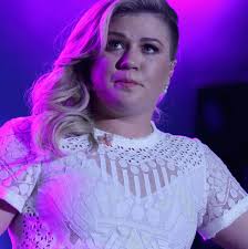 Erik also claimed kelly failed to join him and his brothers at their dad stephen 's bedside before he died in february 2018. Kelly Clarkson Ich Schlage Meiner Tochter Auf Den Po Brigitte De