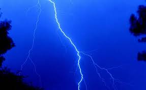 Klokka 15:46 fekk vest politidistrikt melding om ein grasbrann i terrenget ved endestadvegen ved storebru i kinn kommune. Et Helt Ars Lyn Pa Kun To Dage Kristeligt Dagblad