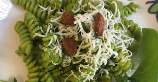 Il pesto di rucola si prepara in pochissimo tempo e regala un primo piatto che piacerà sicuramente perché ricco di gusto. Pasta Al Pesto Di Rucola Veloce Veloce Stupisci Con Gusto