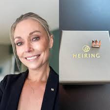 Så er der allerede gået 100 dage og min 100 dages onboarding er gennemført  i SparKron 🥳 Jeg er nu officielt medlem af Familen 😍👑 Det er denne nål i  hvidguld et