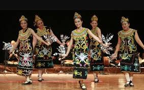 Kita bisa melihat itu semua dari banyaknya lagu daerah, rumah adat, baju adat, upacara adat, tarian tradisional, alat musik tradisional dan lainnya. Tarian Kalimantan Utara Lengkap Gambar Dan Penjelasannya