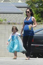Switch to the light mode that's kinder on your eyes at day time. Megan Fox Sohn Noah Tragt Madchenkleider Gala De