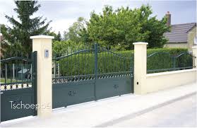 Portail Tschoeppe Coulissant Forme Chapeau De Gendarme Rangee De Ronds Et Palmettes Portillon Et Clotures Assortis Savoir Faire La Maitrise Du Cintrage Su