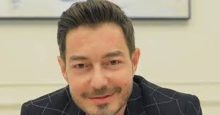 مسلسل في بيتنا روبوت 2021. Ø£Ø­Ù…Ø¯ Ø²Ø§Ù‡Ø± ÙŠÙ‡Ù†Ø¦ Ù†Ø¬ÙˆÙ… Ù…Ø³Ù„Ø³Ù„ ÙÙ‰ Ø¨ÙŠØªÙ†Ø§ Ø±ÙˆØ¨ÙˆØª ÙˆÙŠØ¹Ù„Ù‚ Ø¥Ù† Ø´Ø§Ø¡ Ø§Ù„Ù„Ù‡ Ù‡ÙŠÙƒØ³Ø± Ø§Ù„Ø¯Ù†ÙŠØ§ Ø§Ù„ÙŠÙˆÙ… Ø§Ù„Ø³Ø§Ø¨Ø¹