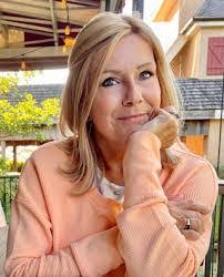 Lisa Menard's Instagram, Twitter & Facebook