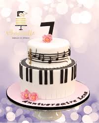 Gateau Piano Musique Gateau Anniversaire Gateau Personnalise Gateaux De Graduation
