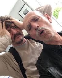 En fotos: de incógnito, así son los días de Pedro Pascal en Chile