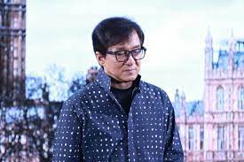 Come visit the jackie chan design store to see the latest products available. Jackie Chan Er Schleuderte Zweijahrigen Sohn Quer Durch Den Raum Gala De