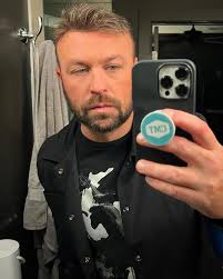 So this happened🧔🏻‍♂️ . I've always been 100% honest with you about  whatever I'm going through. As a bald guy for years, I never thought hair  was in the cards for me.