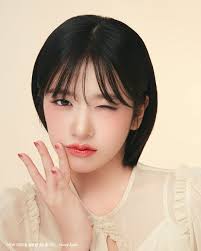 Sweet + juicy = crystal glam balm !!!! Doesn't Yujin look so sweet in shade  04 Honey Apple! [NEW] 01 Honey Peach 02 Honey Apricot 03 Honey Cherry 04  Honey Apple (Yujin's