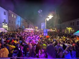 Der beliebte tag der fünften jahreszeit wird alternativ weiberfasching, weiberdonnerstag, altweiberfasching, altweiber sowie in köln auch. Weiberfasching Archive Faschingsclub Rain E V