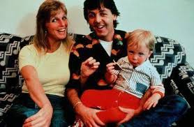 PHOTO OF THE DAY: Paul McCartney with wife Linda McCartney and their son James  McCartney (1980) 💙🌀🌸 - #jameslouismccartney #jamesmccartney  #paulmccartney #themccartneyfamilylinda #lindamccartney #1980s  #themccartneyfamilypaul ...