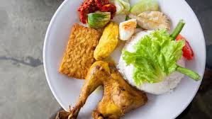 Tambahkan saus tomat, saus sambal, kaldu ayam, minyak wijen dan air lalu masak sampai mengental. Ayam Goreng Terenak Di Jakarta Bisa Dinikmati Di 5 Tempat Ini