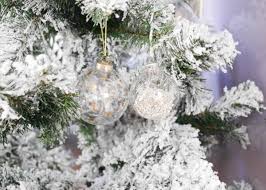 Piochez parmi nos meubles et objets déco et faites le plein d'inspiration ! Table Noel Blanc Et Or Idees Et Inspiration Blog Clem Around The Corner