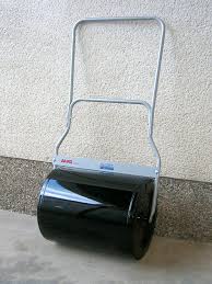 Dann folgt ein durchharken der erde und das säen der rasensamen. Rasenwalzen Gartenwalzen Mieten Suppmayer Bauausrustung