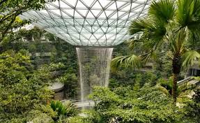 新加坡樟宜机场, пиньинь xīnjiāpō zhāngyí jīchǎng; Novyj Aeroport V Singapure Pohvastaetsya Samym Bolshim Krytym Vodopadom V Mire