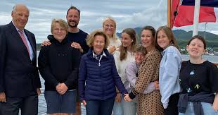 Etter dronningen elizabeth, mor til dronning elizabeth ii, i mars 2002, hadde intet medlem av den engelske kongefamilien båret stykket, som nå med ekteskapet til. Detaljen Pa Bildet Av Kongefamilien Blir Lagt Merke Til Befriende A Se At