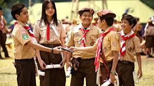 Yang mana ada beberapa atribut kelengkapan seragam pramuka sebagai berikut : Seragam Pramuka Lengkap Sesuai Jenjang Pendidikan