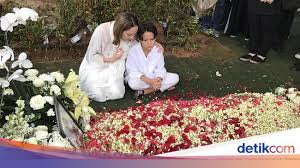 Sayangku, beri aku hadiah jam tangan, yang detiknya lebih lambat dari detik jam pada umumnya.agar aku tetap bersamamu lebih lama lagi. cinta adalah cahaya: Jangan Katakan 5 Hal Ini Ke Wanita Yang Suaminya Baru Meninggal