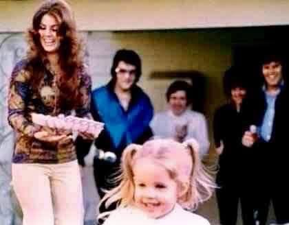 💫 Elvis & Lisa's Easter Magic – March 29, 1970 That day at Graceland, the  “King of Rock and Roll” did not stand on the glorious stage, but quietly  hid each Easter